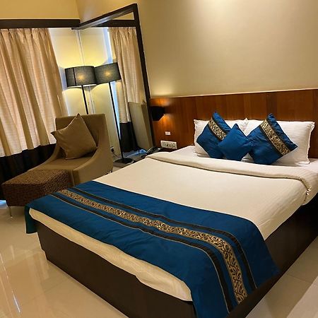 Hotel Landmark Ratnāgiri Екстериор снимка