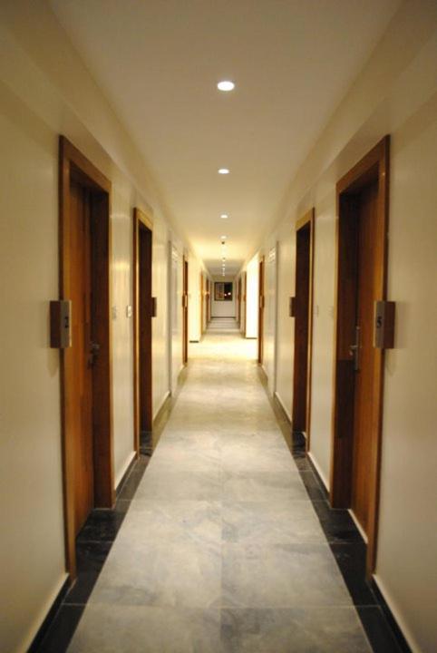 Hotel Landmark Ratnāgiri Екстериор снимка