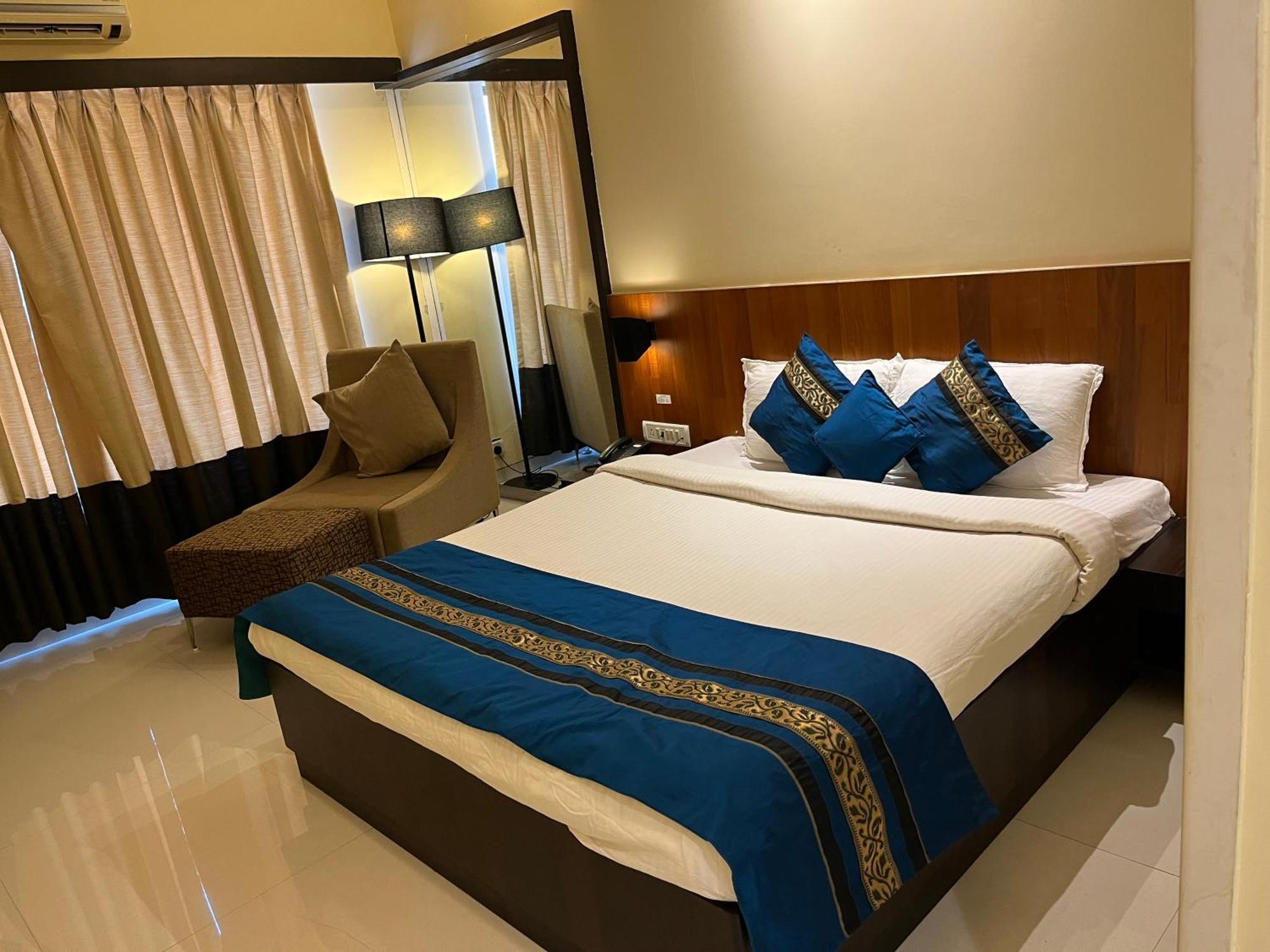 Hotel Landmark Ratnāgiri Екстериор снимка