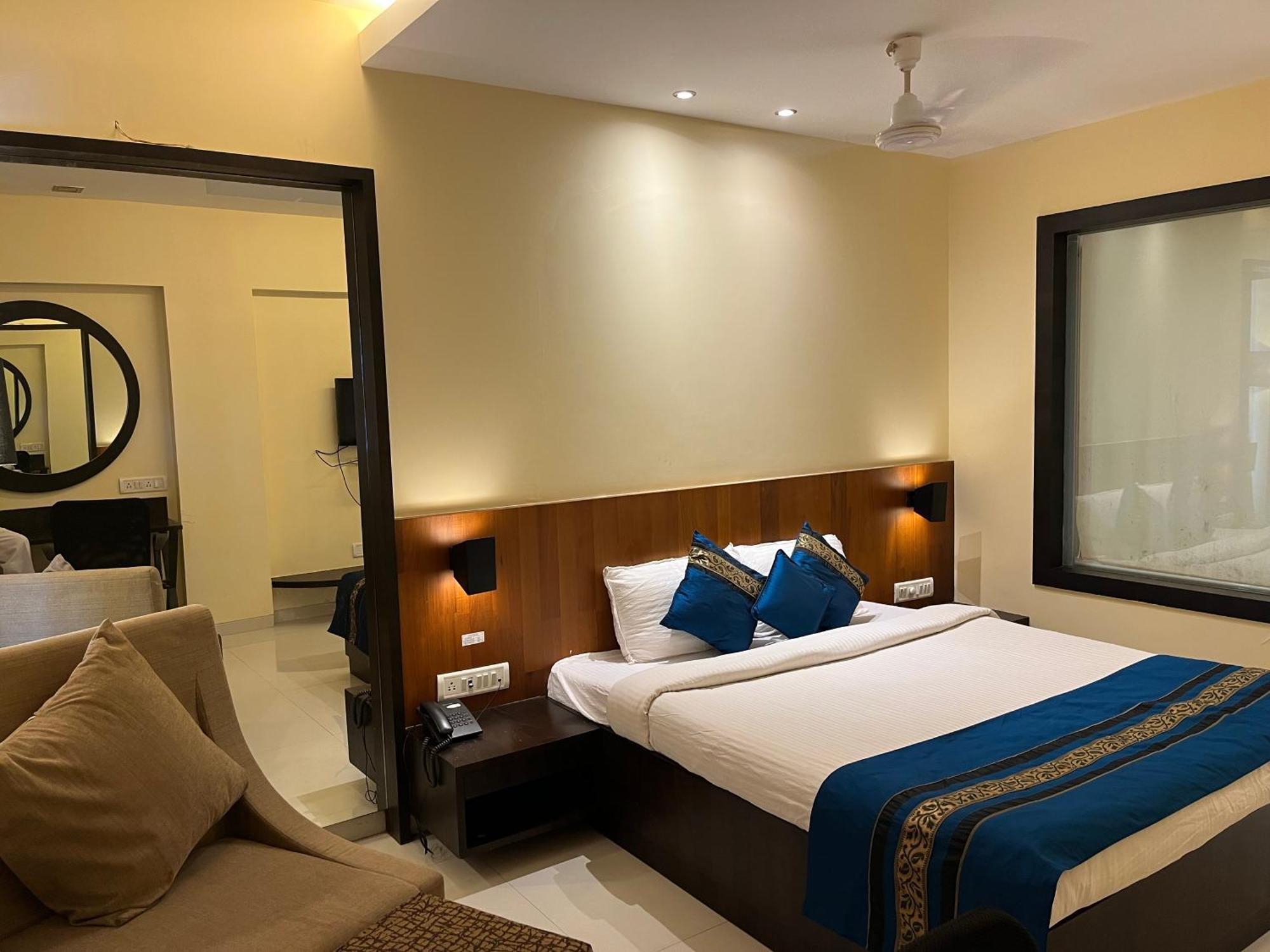 Hotel Landmark Ratnāgiri Екстериор снимка
