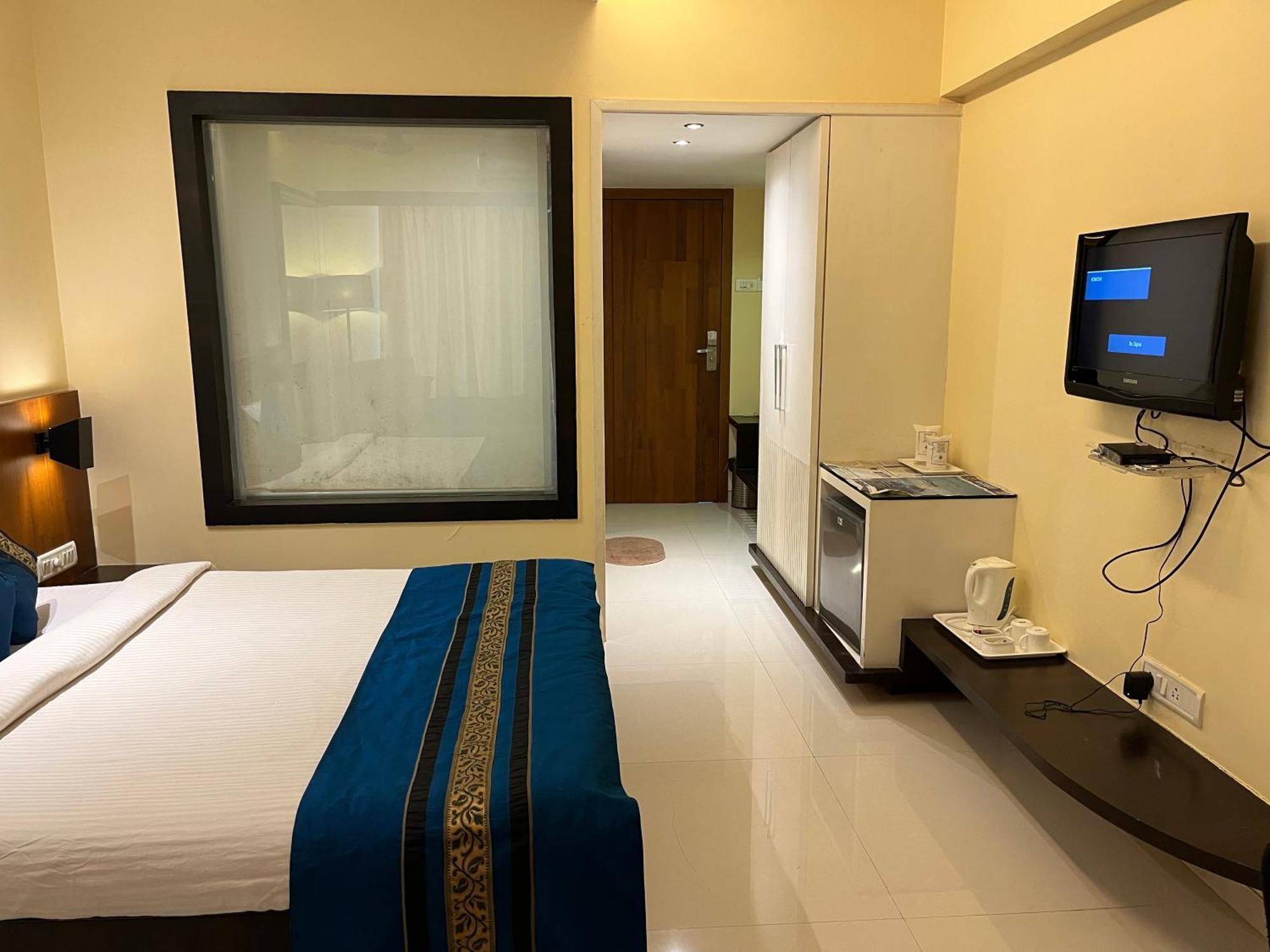 Hotel Landmark Ratnāgiri Екстериор снимка