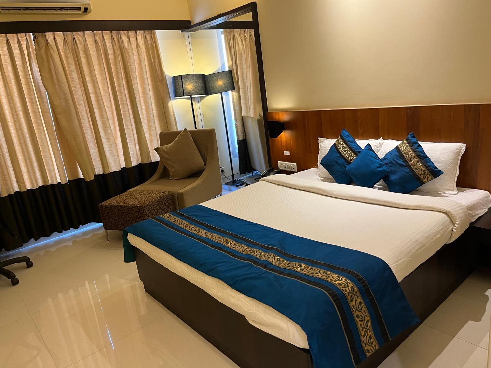 Hotel Landmark Ratnāgiri Екстериор снимка