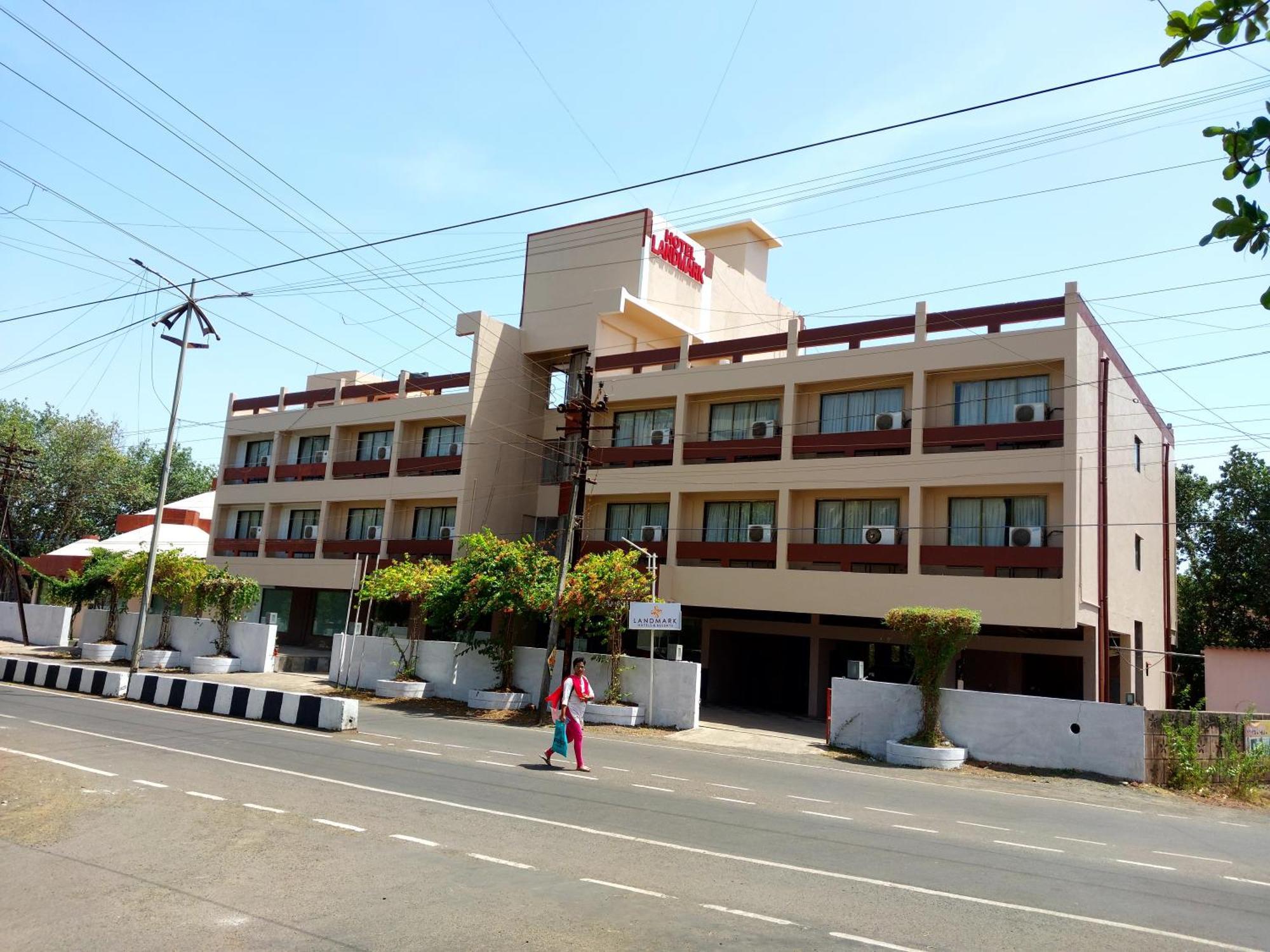 Hotel Landmark Ratnāgiri Екстериор снимка