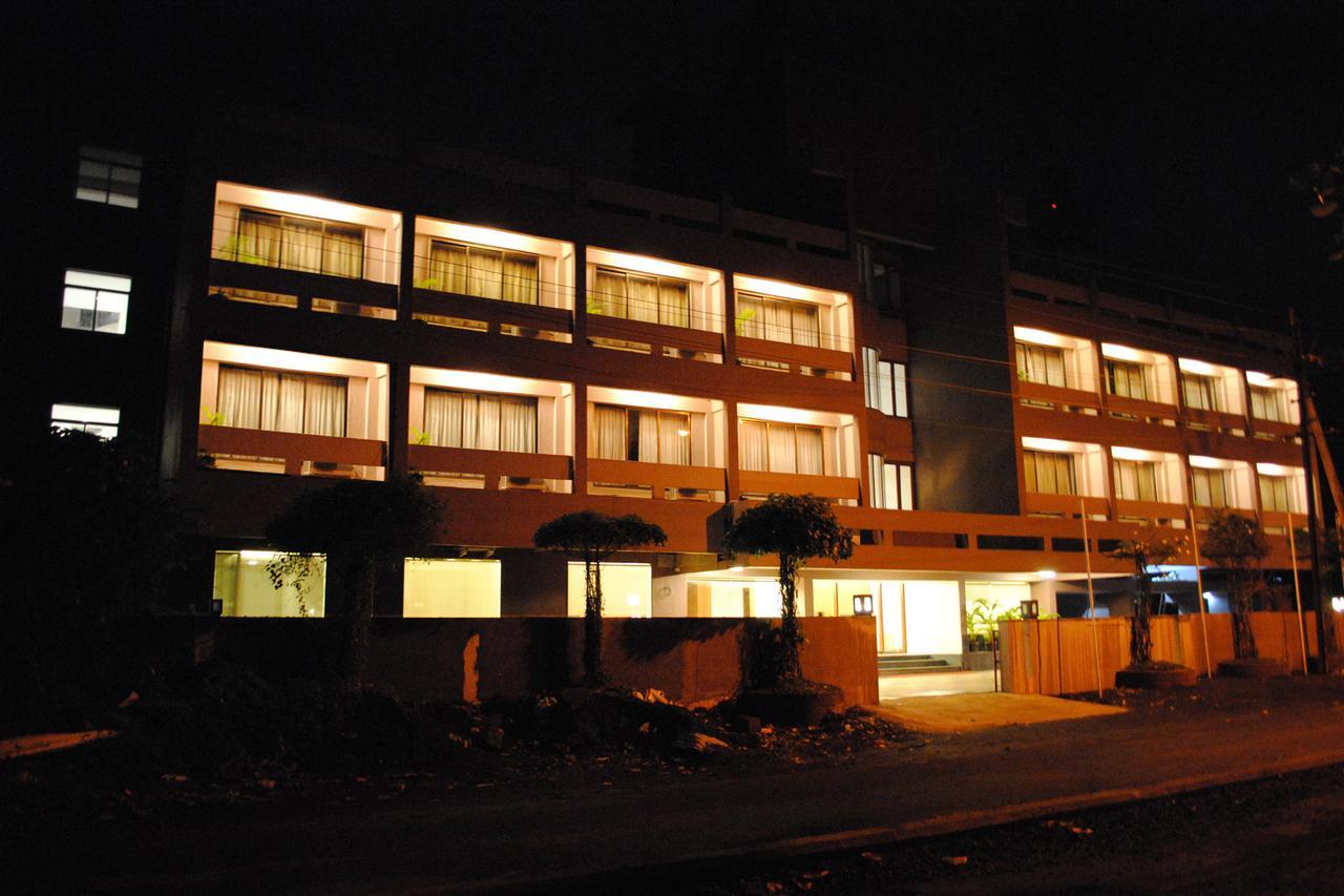 Hotel Landmark Ratnāgiri Екстериор снимка