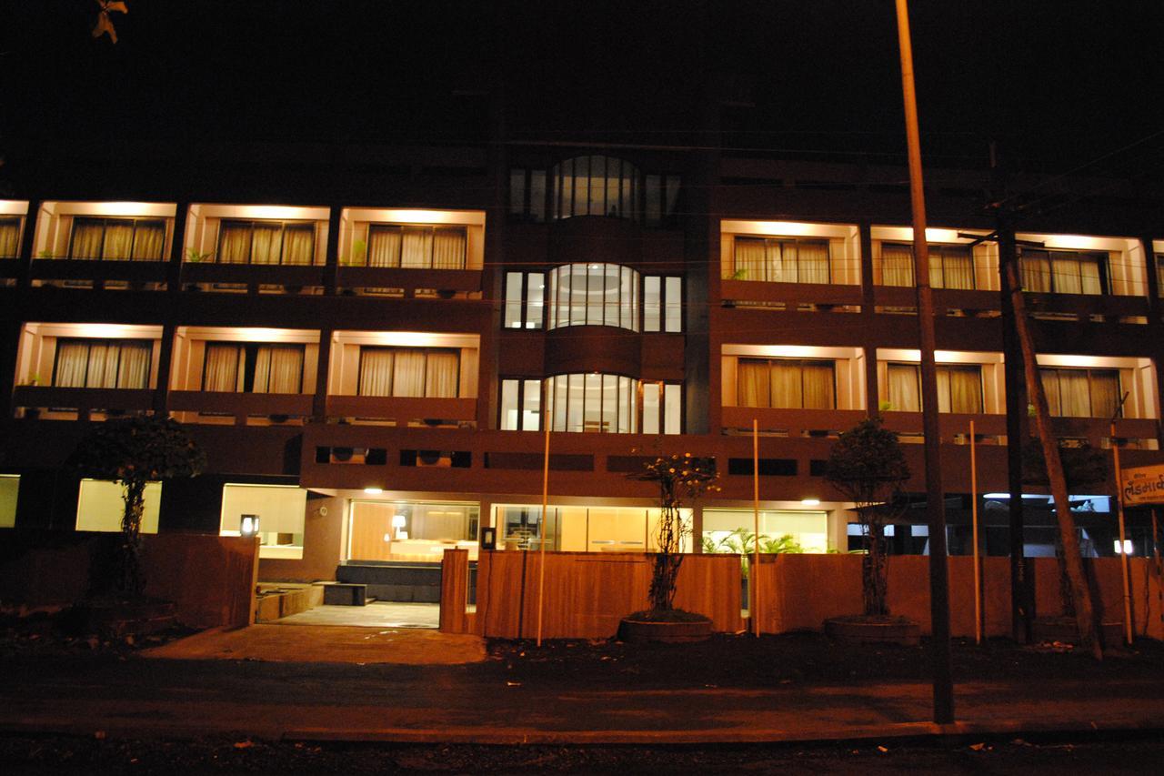 Hotel Landmark Ratnāgiri Екстериор снимка