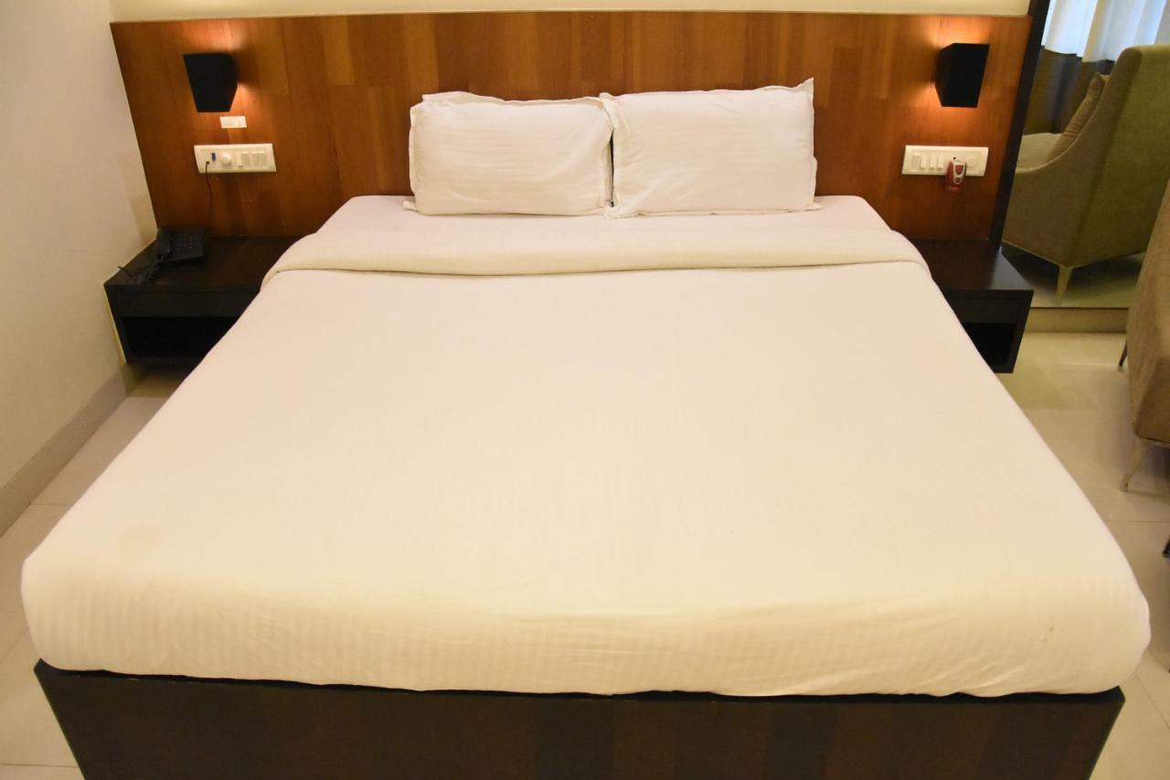 Hotel Landmark Ratnāgiri Екстериор снимка