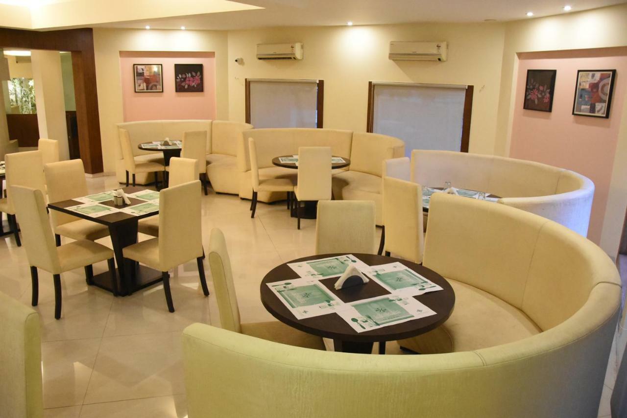 Hotel Landmark Ratnāgiri Екстериор снимка