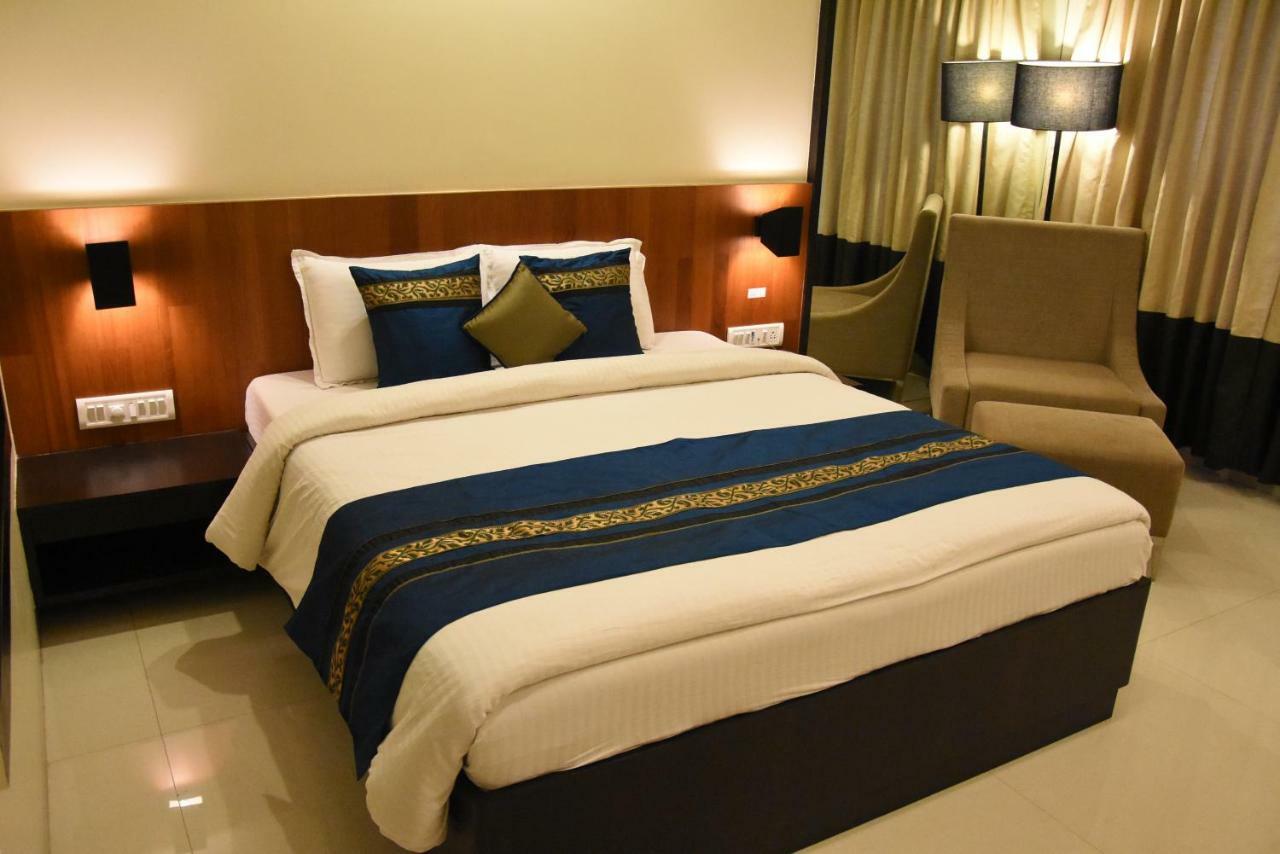 Hotel Landmark Ratnāgiri Екстериор снимка