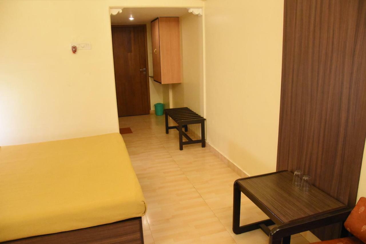 Hotel Landmark Ratnāgiri Екстериор снимка