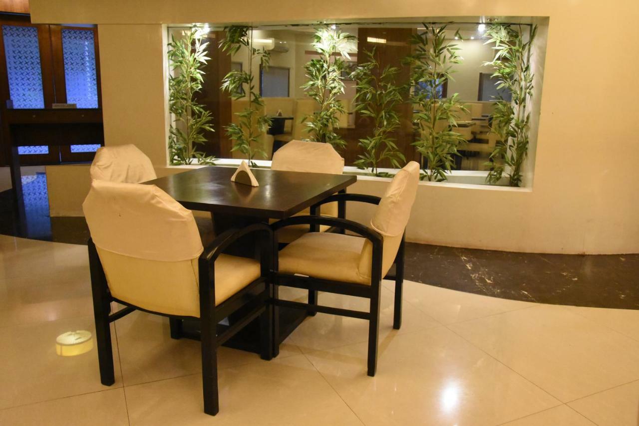 Hotel Landmark Ratnāgiri Екстериор снимка