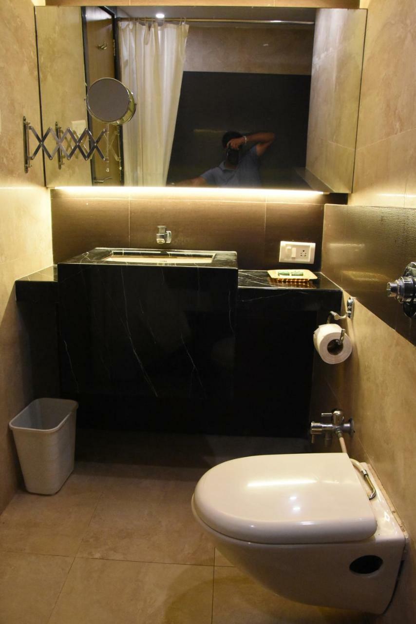 Hotel Landmark Ratnāgiri Екстериор снимка