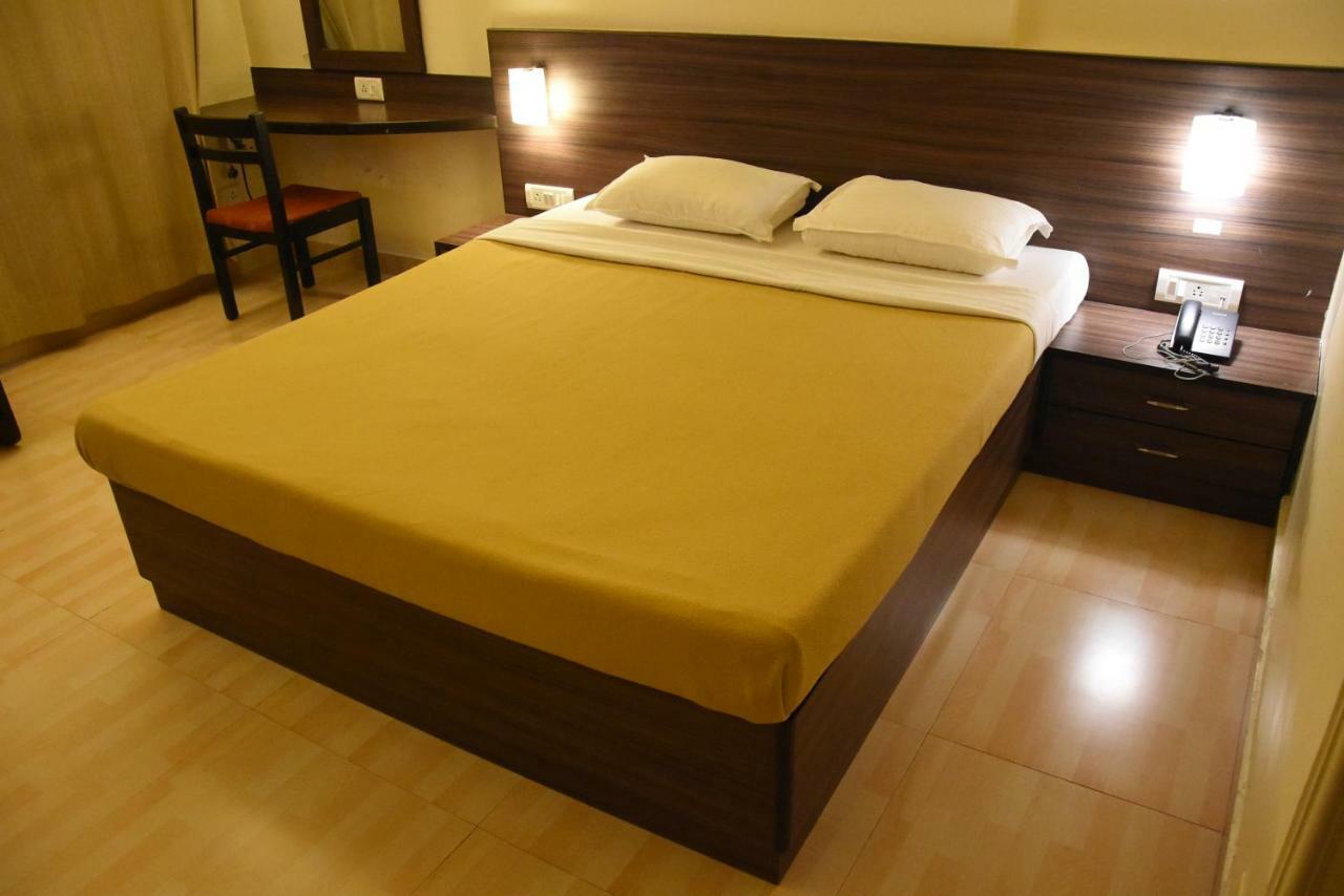 Hotel Landmark Ratnāgiri Екстериор снимка