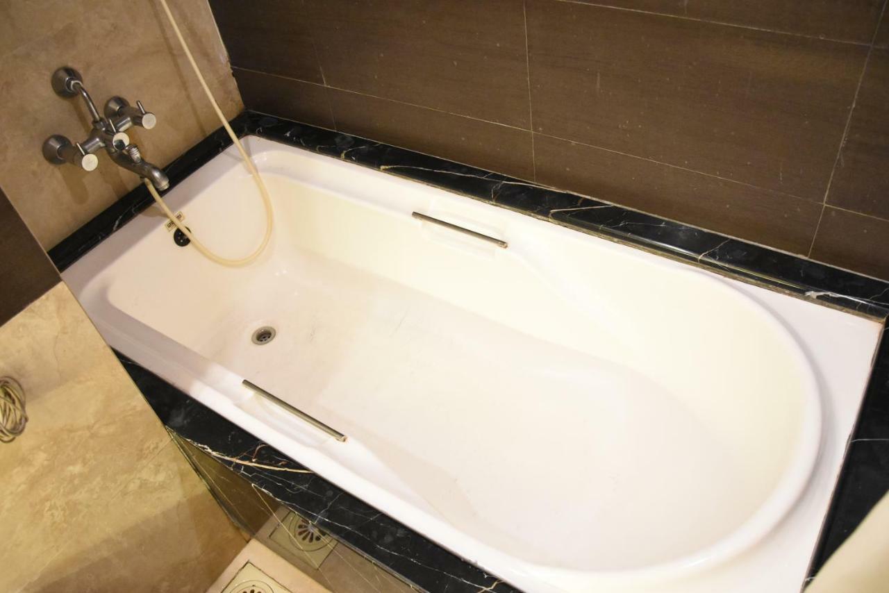 Hotel Landmark Ratnāgiri Екстериор снимка