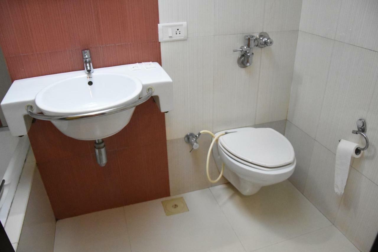 Hotel Landmark Ratnāgiri Екстериор снимка