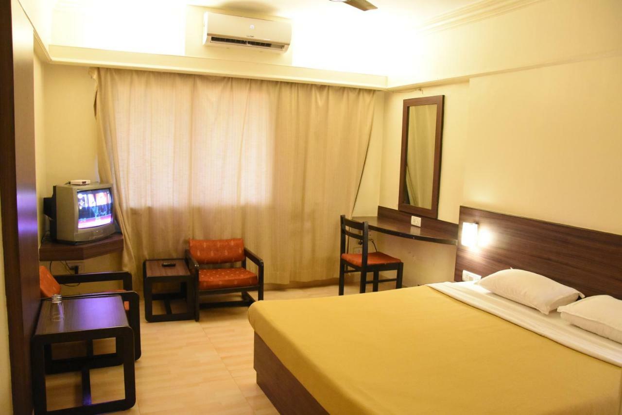 Hotel Landmark Ratnāgiri Екстериор снимка
