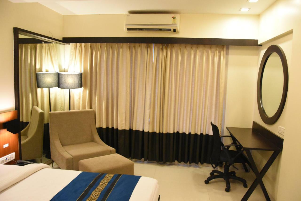 Hotel Landmark Ratnāgiri Екстериор снимка